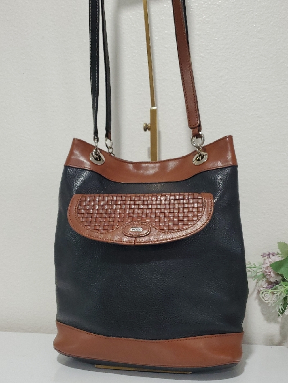 🇮🇹Vintage Bally Pebbled Black Leather Brown Trim Chain Shoulder Bag🤎🖤 - Picture 3 of 16